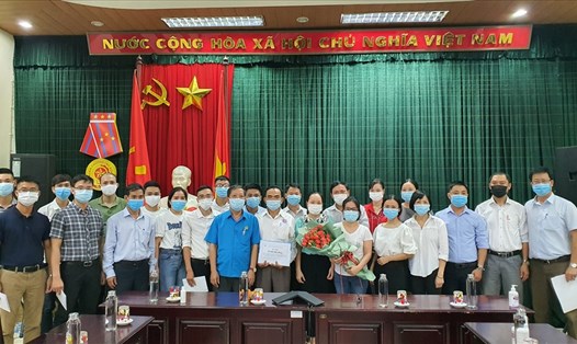 Ông Trần Quang Vinh (áo xanh Công đoàn) - Phó Chủ tịch thường trực LĐLĐ Thừa Thiên Huế - đến động viên, tặng quà cho các y, bác sĩ lên đường hỗ trợ Bình Dương chống dịch COVID-19. Ảnh: PĐ.