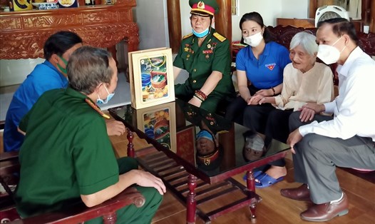 Công đoàn viên chức tỉnh Yên Bái đến thăm hỏi, tặng quà cho 2 bà mẹ Việt Nam anh hùng và 30 gia đình thương binh, gia đình liệt sĩ trên địa bàn. Ảnh: Phương Thúy.