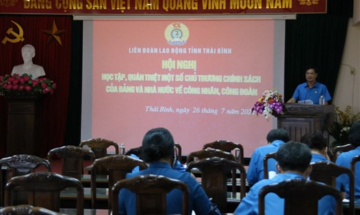Đại diện lãnh đạo LĐLĐ tỉnh Thái Bình phổ biến nội dung Nghị quyết số 68/NQ-CP của Chính phủ về một số chính sách hỗ trợ người lao động và người sử dụng lao động gặp khó khăn do đại dịch COVID-19. Ảnh Bá Mạnh