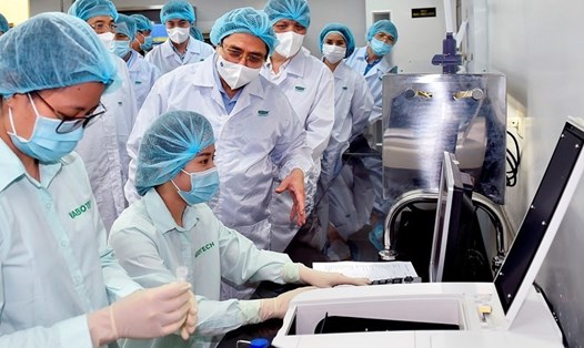 Thủ tướng Phạm Minh Chính thăm hỏi, động viên các các bộ đang làm việc tại Viện Vệ sinh dịch tễ Trung ương và Công ty VABIOTECH. Ảnh: VGP