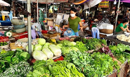 Sau 3 ngày giãn cách xã hội, nguồn cung rau xanh tại Hà Nội vẫn dồi dào, hỗ trợ người tiêu dùng yên tâm chống dịch. Ảnh: Vũ Long