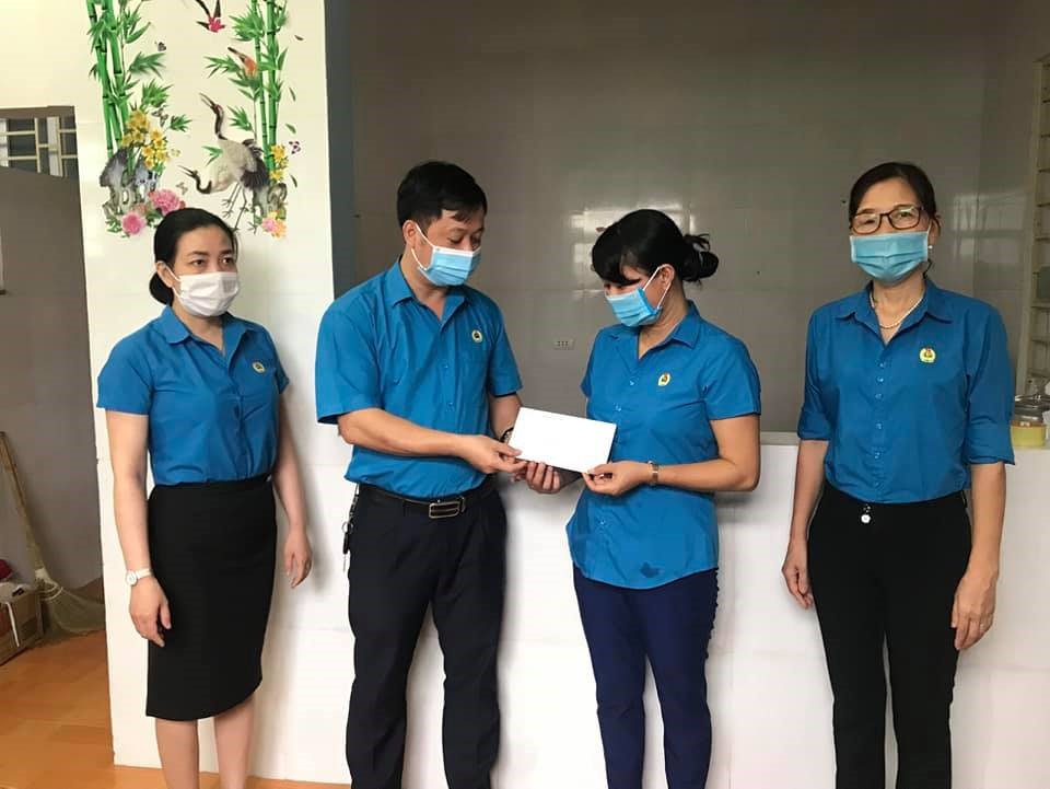 LĐLĐ huyện Nghi Xuân trao quà. Ảnh: Đinh Xuân Truyền.