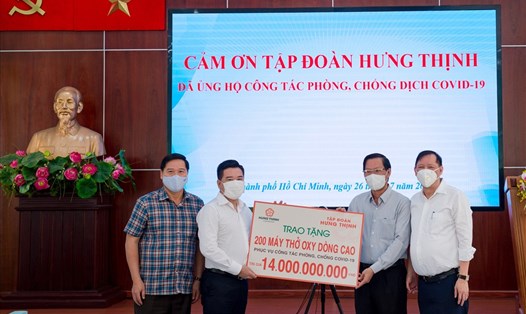 Ông Nguyễn Đình Trung – Chủ tịch Tập đoàn Hưng Thịnh (thứ 2 từ trái sang) trao tặng 200 máy thở oxy dòng cao trị giá 14 tỷ đồng cho ông Phan Văn Mãi - Ủy viên Trung ương Đảng, Phó Bí thư Thường trực Thành ủy TP.HCM (thứ 2 từ phải sang)