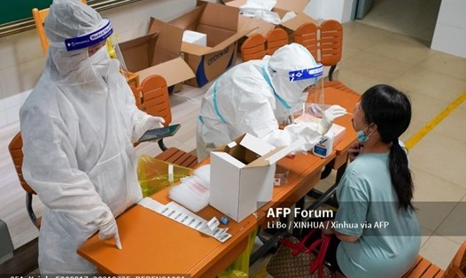 Thành phố Nam Kinh, Trung Quốc tiến hành xét nghiệm axit nucleic COVID-19 lần 2 đối với 9,3 triệu dân. Ảnh: AFP