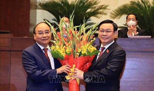 Chủ tịch Quốc hội Vương Đình Huệ chúc mừng Chủ tịch nước Nguyễn Xuân Phúc. Ảnh: TTXVN