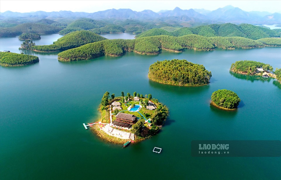 Hồ Thác Bà đang trở thành điểm du lịch hấp dẫn khi đến tỉnh Yên Bái. Ảnh: Thanh Miền.