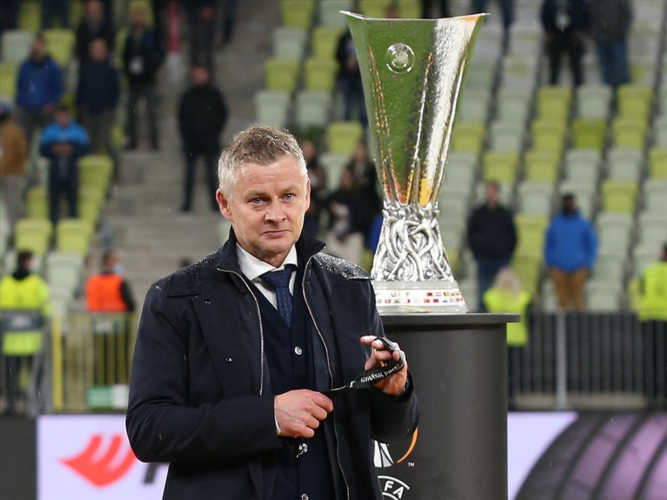 Với Ole Gunnar Solskjaer bây giờ, nhiệm vụ là giành lấy những chiếc cúp chứ không phải lướt qua nó. Ảnh: UEFA