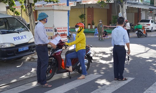 Một tổ kiểm soát lưu động, cùng chốt kiểm soát cộng đồng của Phường Thắng Nhất đang kiểm tra người lưu thông trên tuyến đường Nguyễn Hữu Cảnh. Ảnh: T.A