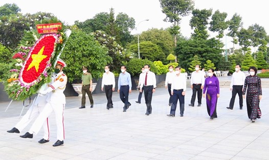 Các đại biểu dâng hoa tưởng niệm các Anh hùng liệt sĩ tại Nghĩa trang liệt sĩ TPHCM.  Ảnh: Long Hồ