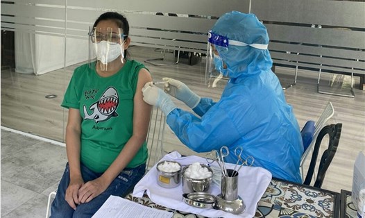Công nhân lao động Công ty TNHH Minh Thắng Sa Đéc được tiêm vaccine. Ảnh: Thanh Nhàn