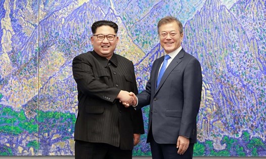 Tổng thống Hàn Quốc Moon Jae-in (phải) và nhà lãnh đạo Triều Tiên Kim Jong-un tại Hội nghị thượng đỉnh Hàn-Triều lần thứ nhất ở làng đình chiến Bàn Môn Điếm ngày 27.4.2018. Ảnh: AFP