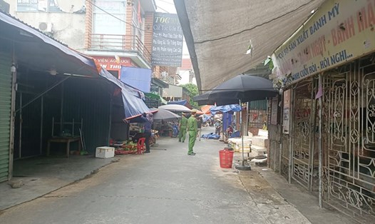 Công an phương Hưng Trí đi chấn chỉnh, xử lý họp chợ tự phát ở chợ xép thuộc tổ dân phố Châu Phố. Ảnh: TT.