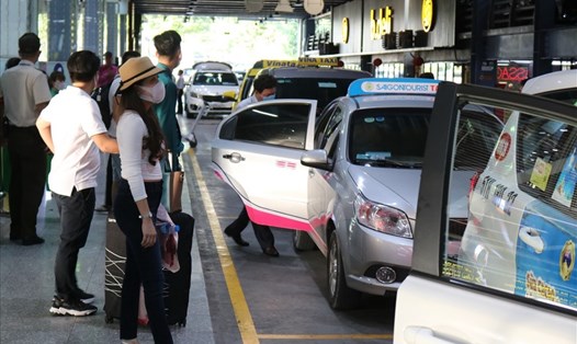Taxi đậu chờ đón khách ở sân bay Tân Sơn Nhất năm 2020.   Ảnh: Minh Quân