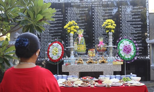 Thân nhân các gia đình liệt sĩ Gạc Ma cùng tham dự lễ dâng hương tại khu mộ gió nhân kỉ niệm 74 năm ngày Thương binh- Liệt sĩ. Ảnh: Phương Linh