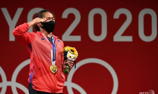 Hidilyn Diaz bật khóc sau khi giúp Philippines có tấm Huy chương vàng Olympic đầu tiên trong lịch sử. Ảnh: AFP.