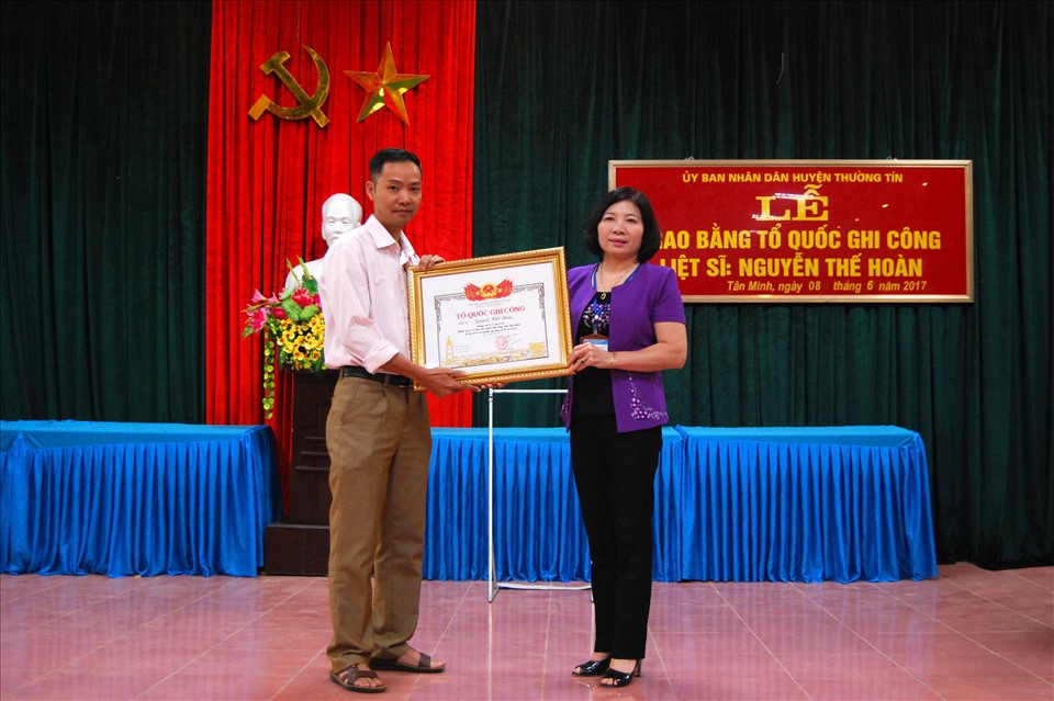 Lễ trao bằng Tổ quốc ghi công liệt sĩ Nguyễn Thế Hoàn năm 2017. Ảnh: Hanoigov