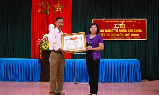 Lễ trao bằng Tổ quốc ghi công liệt sĩ Nguyễn Thế Hoàn năm 2017. Ảnh: Hanoigov