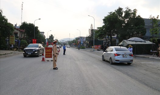 Một chốt kiểm dịch COVID-19 tại trên Quốc lộ 6 đoạn qua huyện Lương Sơn, tỉnh Hòa Bình. Ảnh; Minh Nguyễn
