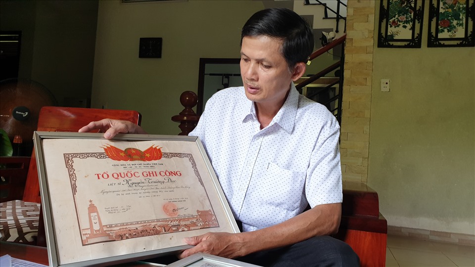Ông Nguyễn Huệ vui mừng khi phục hồi lại danh hiệu cho chú mình là liệt sĩ Nguyễn Trường Dục. Ảnh: Thanh Chung
