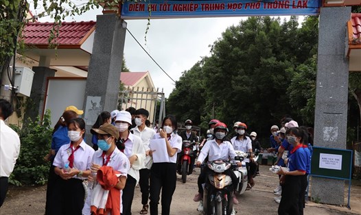 Các thí sinh tại điểm thi trường THPT huyện Lắk, tỉnh Đắk Lắk ra về sau khi kết thúc buổi thi cuối cùng của đợt 1. Ảnh: Bảo Trung