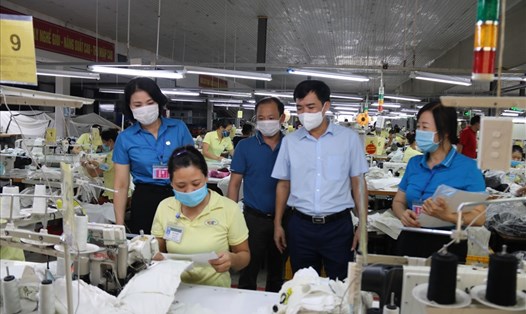 Lãnh đạo LĐLĐ tỉnh Thái Bình kiểm tra công tác phòng, chống dịch bệnh tại phân xưởng sản xuất tại chi nhánh công ty cổ phần may xuất khẩu Việt Thái. Ảnh Bá Mạnh