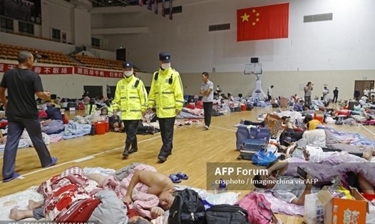 Người dân Thượng Hải, miền Đông Trung Quốc được sơ tán đến nhà thi đấu của một trường cao đẳng tại Thượng Hải, ảnh chụp ngày 25.7. Ảnh: AFP