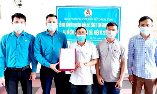 Công đoàn các KKT Hà Tĩnh trao quyết định thành lập công đoàn cơ sở Công ty TNHH Grobest. Ảnh: CĐ.