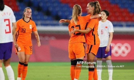 Tuyển nữ Hà Lan (áo da cam) hoàn toàn vượt trội khi thắng tuyển nữ Trung Quốc 8-2 tại môn bóng đá nữ Olympic Tokyo 2020. Ảnh: AFP.