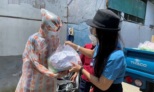 Bà Trần Thị Thanh Thủy, Phó Chủ tịch LĐLĐ TP.Vũng Tàu trao tặng quà hỗ trợ cho người dân ở một khu phòng trọ. Ảnh: LĐLĐ