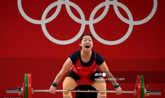 Hoàng Thị Duyên là người giúp đoàn thể thao Việt Nam gần với huy chương nhất khi cán đích ở ví trí thứ 5 môn cử tạ hạng cân 59kg nữ tại Olympic Tokyo 2020. Ảnh: AFP