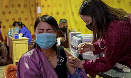 Chương trình tiêm chủng ở Bhutan thành công nhanh chóng với 90% dân số trưởng thành được tiêm vaccine COVID-19 liều 2 trong 1 tuần. Ảnh: AFP