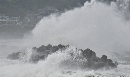 Bão Nepartak gây sóng cao ngoài khơi Iwaki, tỉnh Fukushima, ngày 27.7. Ảnh: Cơ quan khí tượng Nhật Bản/Kyodo