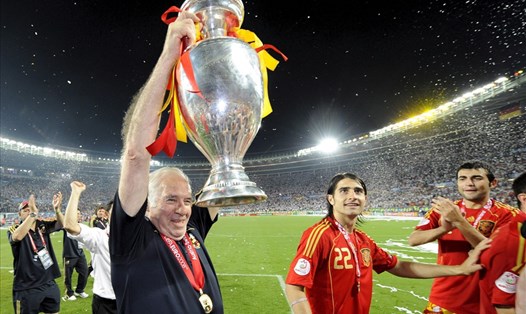 Huấn luyện viên Luis Aragones đã đặt nền móng cho lối đá tiqui-taca và được chứng kiến giai đoạn thành công nhất của bóng đá Tây Ban Nha. Ảnh: UEFA