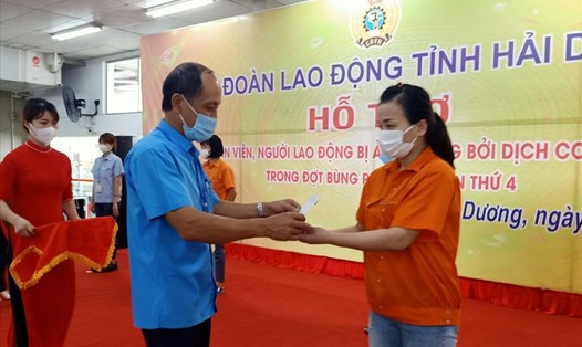 Đại diện Liên đoàn Lao động tỉnh Hải Dương trao hỗ trợ cho công nhân lao động. Ảnh Diệu Thuý