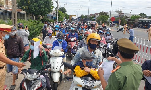 Đà Nẵng giúp Quảng Nam kiểm soát khai báo y tế online, truy vết COVID-19. Ảnh cảnh ách tắc giao thông tại cửa ngõ ra vào Quảng Nam