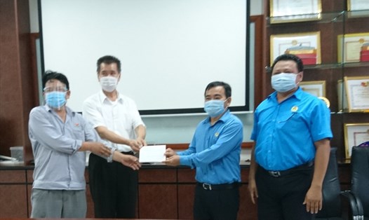 LĐLĐ tỉnh Quảng Nam thăm và hỗ trợ công nhân lao động bị F0, F1. Ảnh: Phương Nguyên.