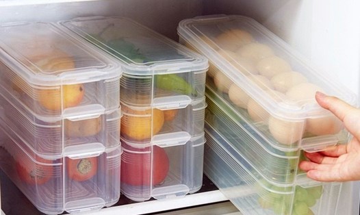 Sử dụng các hộp ngăn trong tủ lạnh sẽ giúp các bà nội trợ phân loại thực phẩm một cách khoa học hơn. Ảnh: Xinhua