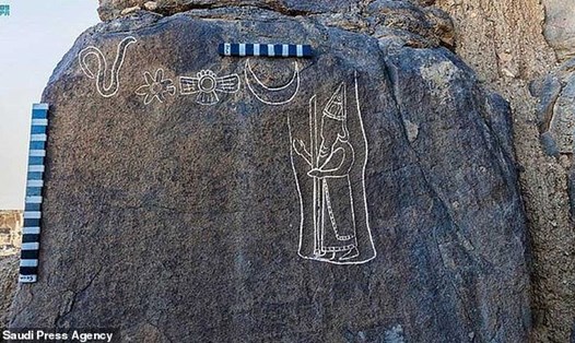Bức chạm khắc trên đá bazan niên đại 2.550 năm về vị vua Babylon cuối cùng được tìm thấy ở Saudi Arabia. Ảnh: Saudi Press Agency