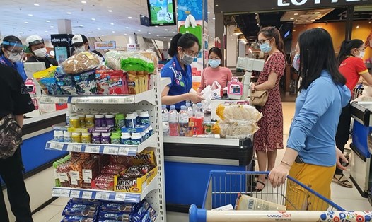 Người dân TP.Buôn Ma Thuột, tỉnh Đắk Lắk mua sắm hàng hoá trước thời điểm áp dụng giãn cách theo Chỉ thị số 16. Ảnh: Bảo Trung