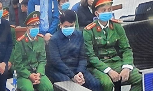Ông Nguyễn Đức Chung - ngồi giữa, tại phiên toà xét xử vụ án chiếm đoạt tài liệu bí mật Nhà nước. Ảnh chụp qua màn hình tivi.