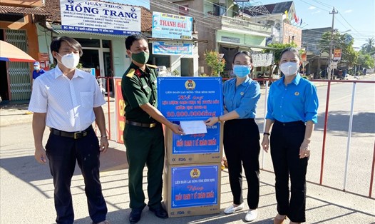 LĐLĐ tỉnh Bình Định tặng quà lực lượng tuyến đầu chống dịch COVID-19. Ảnh: Ngọc Anh.