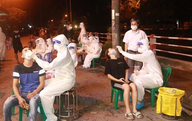 Ngành Y tế tỉnh Hải Dương lấy mẫu xét nghiệm người liên quan đến ca mắc COVID-19 mới ghi nhận trong cộng đồng. Ảnh Cổng TTĐT tỉnh Hải Dương