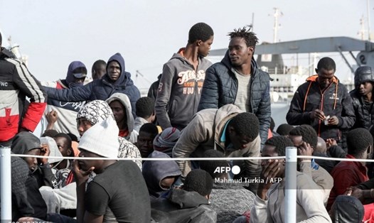 Những người di cư đến từ Châu Âu được đưa đến căn cứ hải quân ở thủ đô Tripoli, Libya vào ngày 29.4.2021 sau khi bị lực lượng tuần duyên của nước này phát hiện. Ảnh: AFP