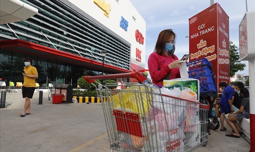 Người dân Nha Trang đi siêu thị trong mùa dịch. Ảnh: Thu Cúc