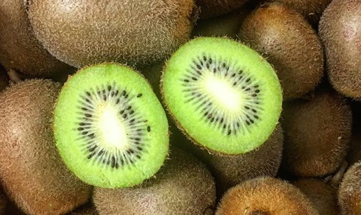 Vỏ quả kiwi có hàm lượng chất chống oxi hóa cao. Ảnh: Webmd