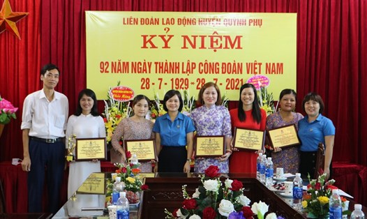 Liên đoàn Lao động huyện Quỳnh Phụ (tỉnh Thái Bình) trao tặng biểu trưng cho 5 gia đình công nhân, viên chức tiêu biểu. Ảnh: CTV