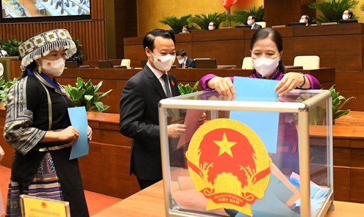 Quốc hội phê chuẩn việc bổ nhiệm Phó Thủ tướng, bộ trưởng và thành viên khác của Chính phủ bằng hình thức bỏ phiếu kín. Ảnh QH