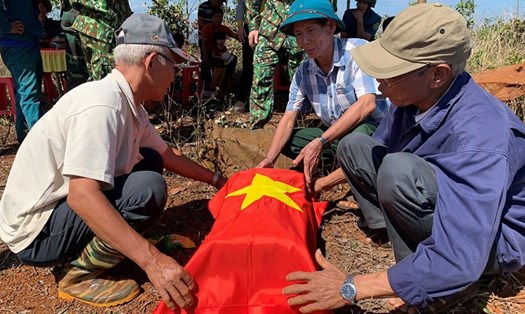 Các lực lượng chức năng, người dân, đồng đội tìm kiếm, cất bốc hài cốt liệt sĩ ở xã Quảng Tân, huyện Tuy Đức. Ảnh: Bảo Lâm
