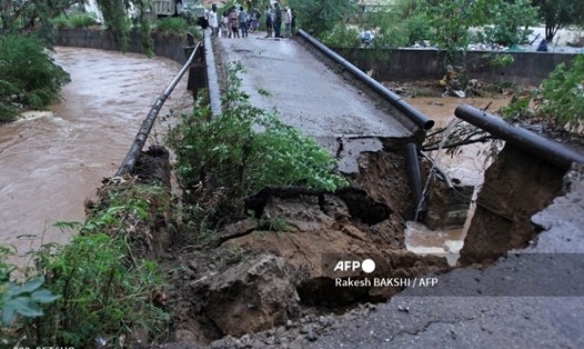 Một trận lũ quét làm hư hại cây cầu ở Jammu, Ấn Độ ngày 12.7. Ảnh minh họa: AFP