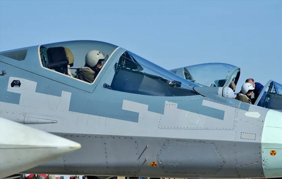 Phi công Su-57 có thể điều khiển máy bay bằng ánh mắt và giọng nói trong tương lai. Ảnh: BQP Nga/Sputnik